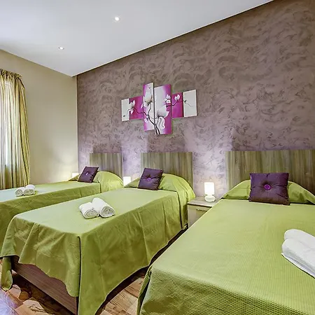 St Julians Seaviews House بيت للعطل