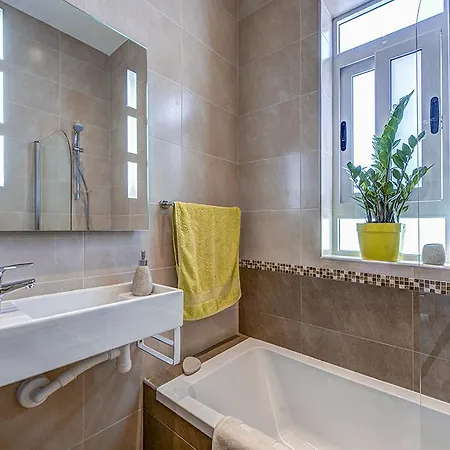 بيت للعطل St Julians Seaviews House